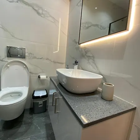 Seaside Luxury Flat In Harbour Tourist Area * 파포스